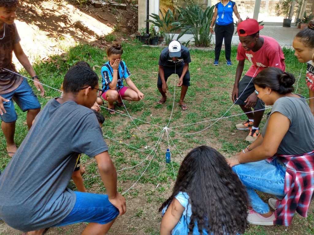 O QUE SÃO JOGOS COOPERATIVOS? Jogos cooperativos são dinâmicas de